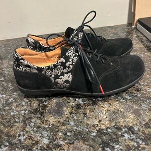 Think Kong Lace Up Shoes Black Suede Silver Damask Womens Sz 40 EUC